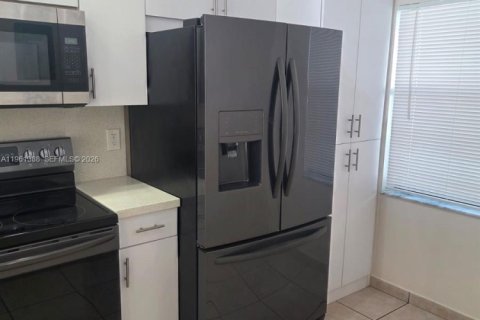 Condominio en alquiler en Pembroke Pines, Florida, 2 dormitorios, 91.04 m2 № 2023277 - foto 2