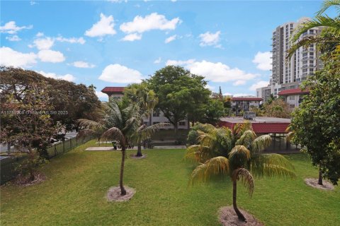 Condo in Miami, Florida, 2 bedrooms  № 1862221 - photo 17