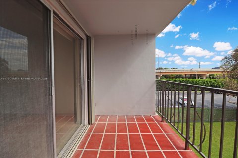 Condo in Miami, Florida, 2 bedrooms  № 1862221 - photo 14