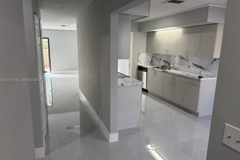 Touwnhouse à vendre à Hollywood, Floride: 3 chambres, 139.35 m2 № 2182445 - photo 3