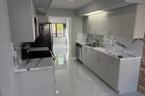 Touwnhouse à vendre à Hollywood, Floride: 3 chambres, 139.35 m2 № 2182445 - photo 4
