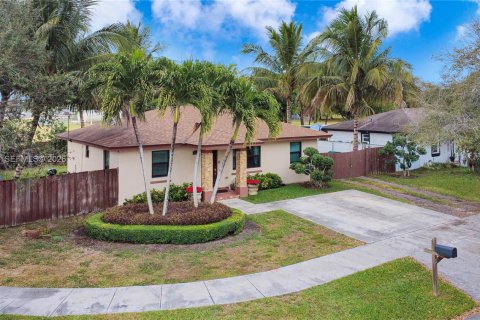 House in Homestead, Florida 3 bedrooms, 111.48 sq.m. № 2001670