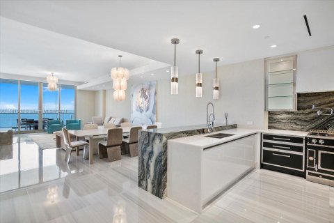 Condominio en venta en Sunny Isles Beach, Florida, 4 dormitorios, 305.37 m2 № 2016817 - foto 2