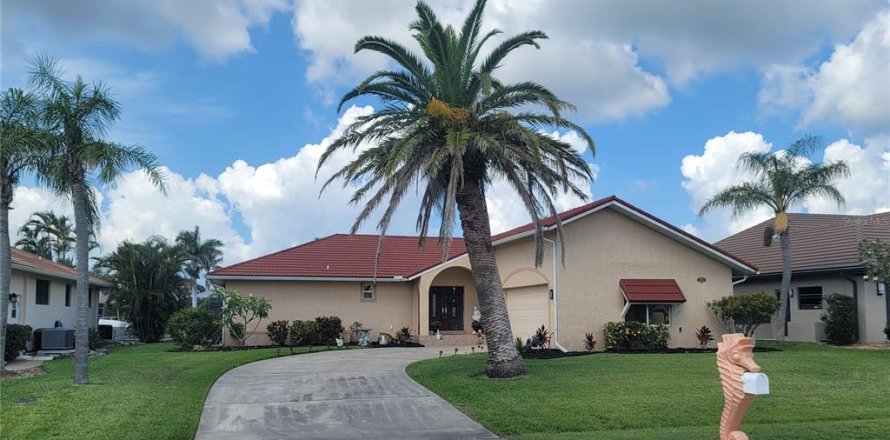 House in Punta Gorda, Florida 3 bedrooms, 201.51 sq.m. № 1724857