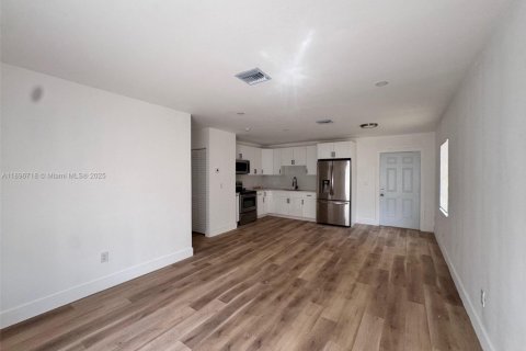 House in Opa-locka, Florida 3 bedrooms, 84.73 sq.m. № 1951915 - photo 2