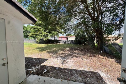 House in Opa-locka, Florida 3 bedrooms, 84.73 sq.m. № 1951915 - photo 10