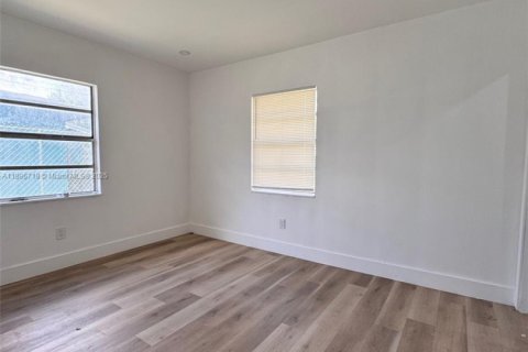 House in Opa-locka, Florida 3 bedrooms, 84.73 sq.m. № 1951915 - photo 8
