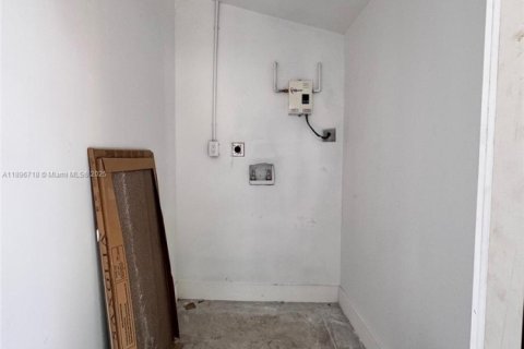House in Opa-locka, Florida 3 bedrooms, 84.73 sq.m. № 1951915 - photo 13