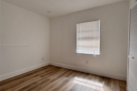 House in Opa-locka, Florida 3 bedrooms, 84.73 sq.m. № 1951915 - photo 6