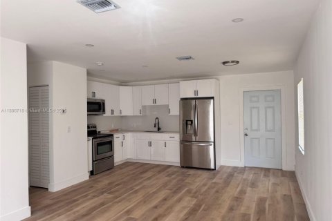 House in Opa-locka, Florida 3 bedrooms, 84.73 sq.m. № 1951915 - photo 3