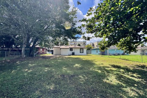 House in Opa-locka, Florida 3 bedrooms, 84.73 sq.m. № 1951915 - photo 11