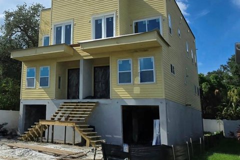 Dúplex en venta en Tampa, Florida, 8 dormitorios, 380.9 m2 № 1918955 - foto 1