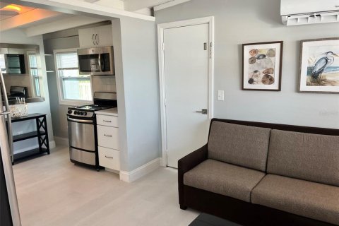 Commercial property in Madeira Beach, Florida 3 bedrooms, 169.73 sq.m. № 2322740 - photo 10