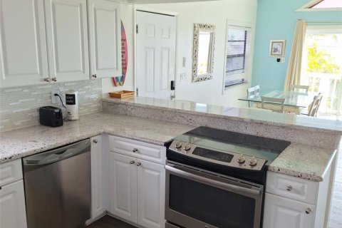Commercial property in Madeira Beach, Florida 3 bedrooms, 169.73 sq.m. № 2322740 - photo 4