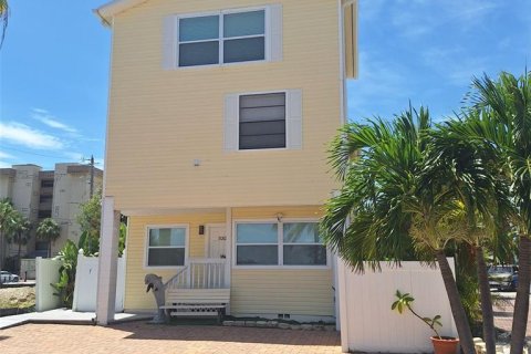 Commercial property in Madeira Beach, Florida 3 bedrooms, 169.73 sq.m. № 2322740