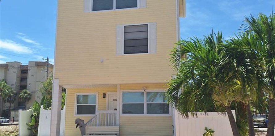 Commercial property in Madeira Beach, Florida 3 bedrooms, 169.73 sq.m. № 2322740