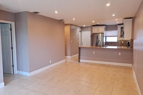 Condo in Coral Springs, Florida, 2 bedrooms  № 2384868 - photo 4