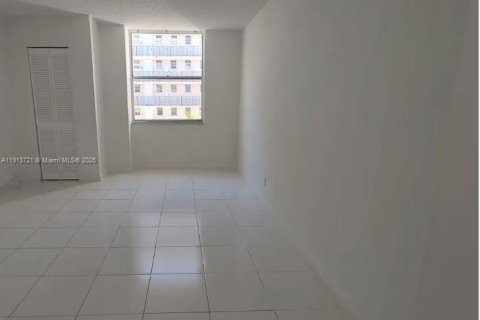 Купить кондоминиум в Норт-Майами-Бич, Флорида 1 спальня, 72.28м2, № 1968466 - фото 2