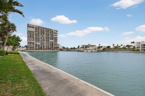 Condo in South Pasadena, Florida, 2 bedrooms  № 2142010 - photo 28