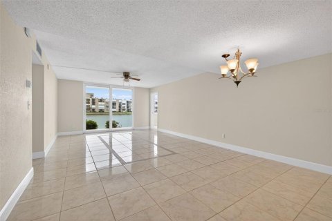 Condo in South Pasadena, Florida, 2 bedrooms  № 2142010 - photo 13