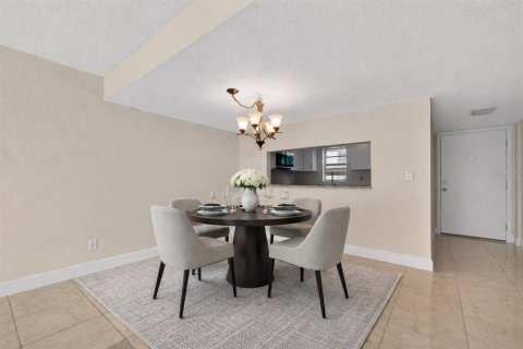 Condo in South Pasadena, Florida, 2 bedrooms  № 2142010 - photo 10