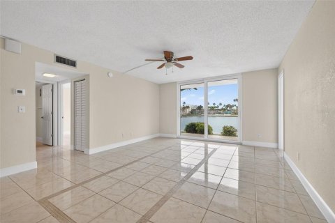 Condo in South Pasadena, Florida, 2 bedrooms  № 2142010 - photo 12