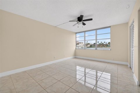 Condo in South Pasadena, Florida, 2 bedrooms  № 2142010 - photo 22