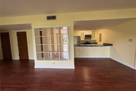Condo in Haines City, Florida, 2 bedrooms  № 2235558 - photo 3