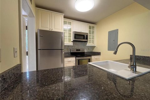 Condo in Haines City, Florida, 2 bedrooms  № 2235558 - photo 2