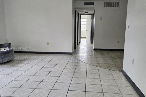 Condominio en venta en Miami Gardens, Florida, 2 dormitorios, 83.8 m2 № 2036914 - foto 9
