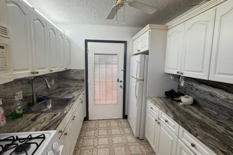 Condominio en venta en Miami Gardens, Florida, 2 dormitorios, 83.8 m2 № 2036914 - foto 13