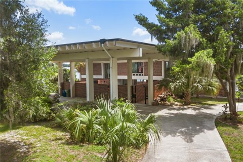 House in Winter Haven, Florida 5 bedrooms, 578.97 sq.m. № 1774985 - photo 1