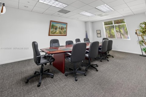 Commercial property in Miami, Florida № 1994087 - photo 12