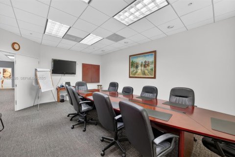 Commercial property in Miami, Florida № 1994087 - photo 11