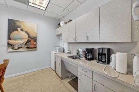 Commercial property in Miami, Florida № 1994087 - photo 16