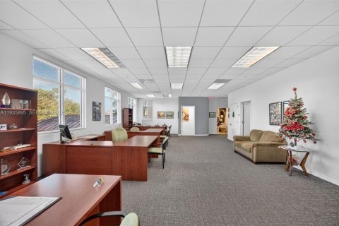 Commercial property in Miami, Florida № 1994087 - photo 8