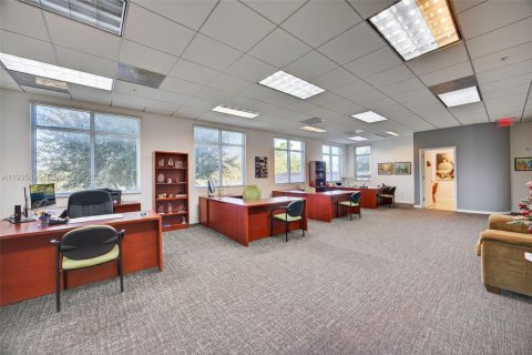 Commercial property in Miami, Florida № 1994087 - photo 5