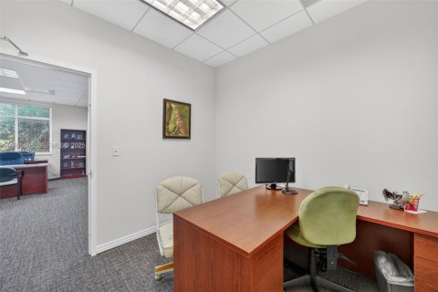 Commercial property in Miami, Florida № 1994087 - photo 13