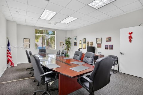 Commercial property in Miami, Florida № 1994087 - photo 10