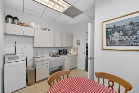 Commercial property in Miami, Florida № 1994087 - photo 17