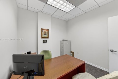 Commercial property in Miami, Florida № 1994087 - photo 14