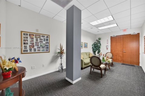 Commercial property in Miami, Florida № 1994087 - photo 4