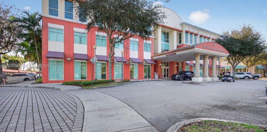 Commercial property in Miami, Florida № 1994087