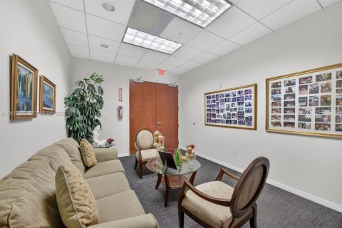 Commercial property in Miami, Florida № 1994087 - photo 6