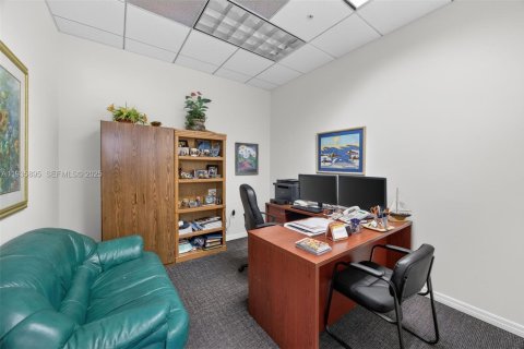 Commercial property in Miami, Florida № 1994087 - photo 15