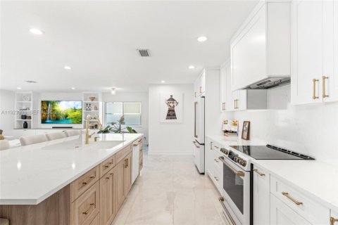 House in Pembroke Pines, Florida 5 bedrooms, 298.68 sq.m. № 1988210 - photo 22