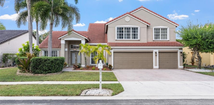 House in Pembroke Pines, Florida 5 bedrooms, 298.68 sq.m. № 1988210