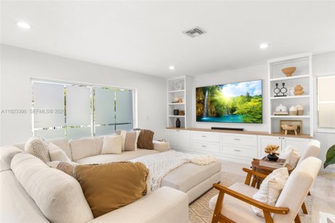 House in Pembroke Pines, Florida 5 bedrooms, 298.68 sq.m. № 1988210 - photo 16