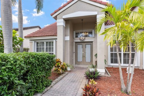 House in Pembroke Pines, Florida 5 bedrooms, 298.68 sq.m. № 1988210 - photo 3