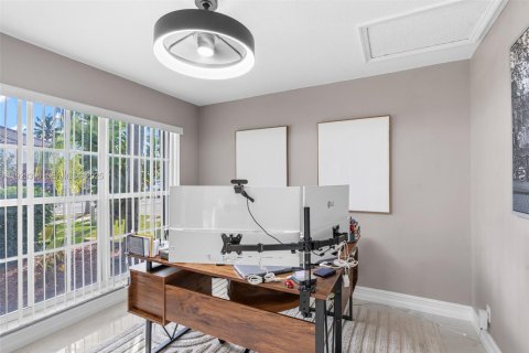 House in Pembroke Pines, Florida 5 bedrooms, 298.68 sq.m. № 1988210 - photo 24